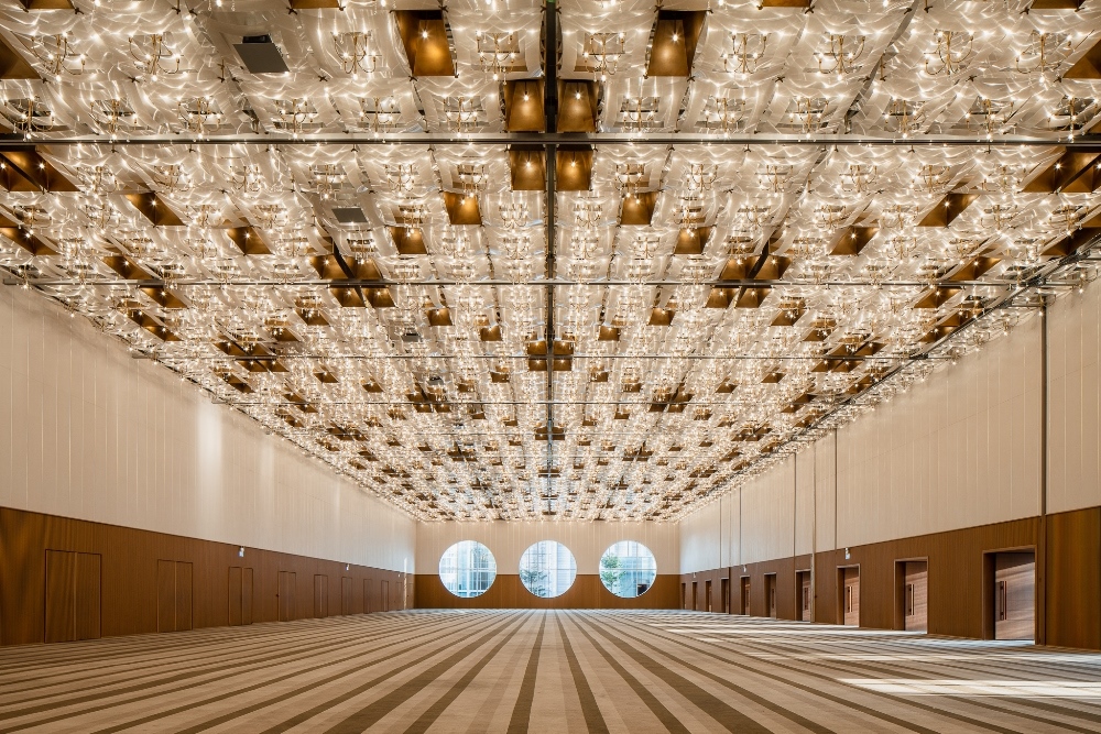Sảnh ballroom ấn tượng được phủ bởi gần 500 chiếc đèn
