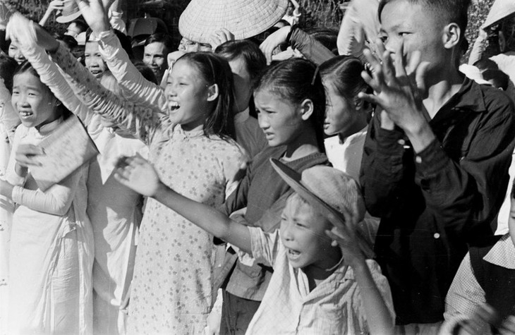 Nhân dân Thủ đô vui mừng đón Đoàn quân Giải phóng ngày 10/10/1954. Nguồn: TTXVN