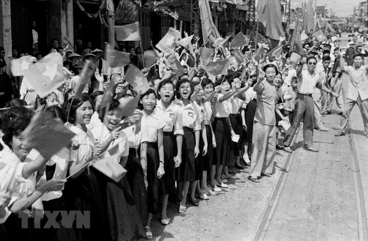 Nhân dân Thủ đô với cờ hoa rợp trời vui mừng đón đoàn quân Giải phóng ngày 10/10/1954.( Ảnh: TTXVN) 