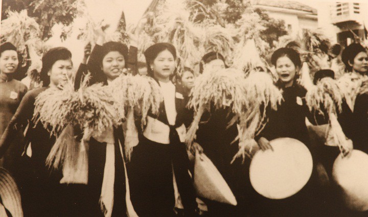 Nông dân ngoại thành Hà Nội tuần hành trong ngày lễ đón Chính phủ về Thủ đô, ngày 10/10/1954. Nguồn: kinhtedothi.vn
