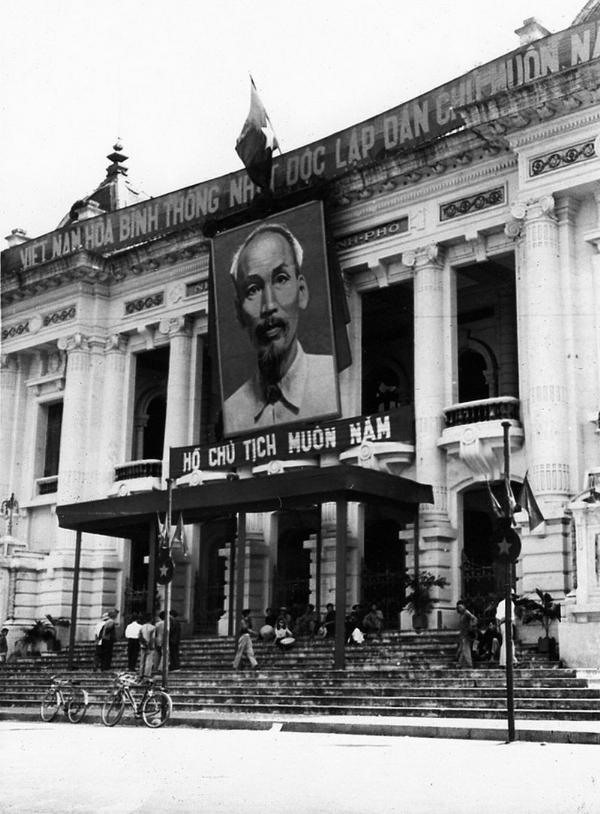 Ảnh Chủ tịch Hồ Chí Minh được treo trang trọng tại Nhà Hát Lớn Hà Nội ngày 10/10/1954. Nguồn: baovephapluat.vn 