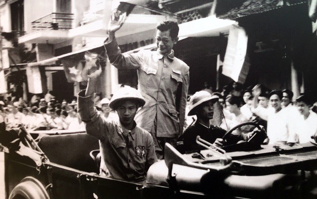 Bác sỹ Trần Duy Hưng (đứng), Phó Chủ tịch Ủy ban Quân chính Hà Nội trong đội ngũ tiến về tiếp quản Thủ đô, sáng 10/10/1954. Nguồn: dantri.com.vn