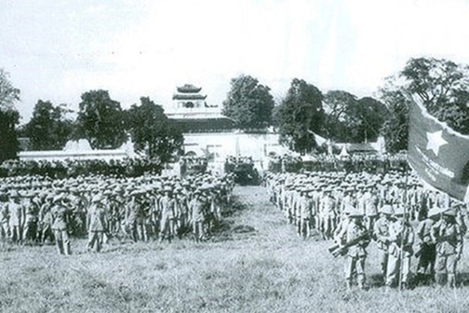 Đoàn quân giải phóng làm lễ chào cờ tại sân Cột Cờ (sân Đoan Môn) - Hoàng thành Thăng Long ngày 10/10/1954. Nguồn: thanglong.chinhphu.vn