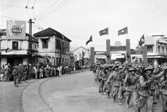 Các chiến sĩ bộ binh của Trung đoàn Thủ đô tiến về tiếp quản Thủ đô, sáng 10/10/1954. Nguồn: TTXVN