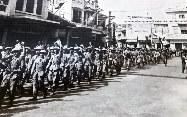 Đoàn bộ binh hành quân trên phố Hàng Gai. Nguồn: dantri.com.vn