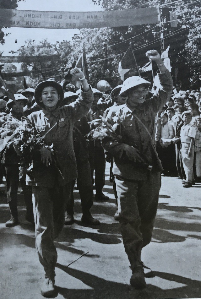 Những người lính trẻ được người dân Hà Nội hân hoan chào đón trên đường Đinh Tiên Hoàng, ngày 10/10/1954. Nguồn: dantri.com.vn