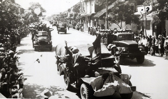 Đoàn văn công Hà Nội (trưởng đoàn Hoàng Cầm) trên đường phố Huế, ngày 10/10/1954. Nguồn: dantri.com.vn