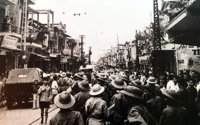 Hàng vạn người dân đổ ra các tuyến phố chào đón đoàn quân chiến thắng về Thủ đô. Nguồn: dantri.com.vn