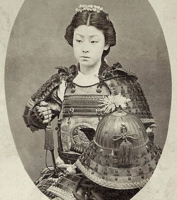 Nữ chiến binh Nhật Bản trong trang phục chiến đấu với đôi mắc sắc lạnh và nghiêm nghị. Nhan sắc phụ nữ Nhật 1 thế kỉ trước so với nước bạn Hàn Quốc có vẻ nhỉnh hơn nhiều.