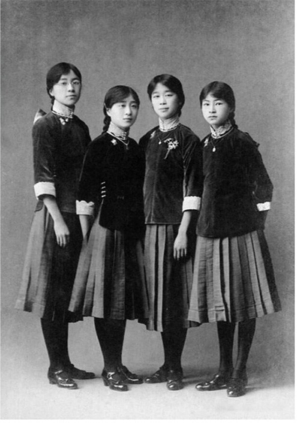 Bạn có nhận ra nét đẹp của những cô gái Trung Hoa không? Họ ăn vận rất kín đáo, dù mặc váy nhưng vẫn đầy đủ quần tất che da thịt. Các cô gái cũng thường chọn cách rẽ tóc ngôi giữa và tết đuôi sam thấp.