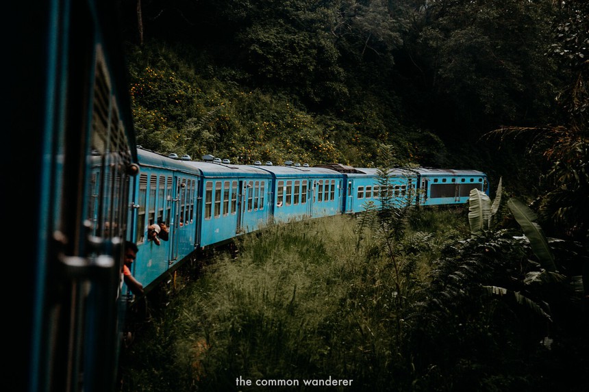 Cách tốt nhất để du khách khám phá vùng đồi núi của Sri Lanka là những chuyến tàu hỏa. Ảnh: The Common Wanderer.