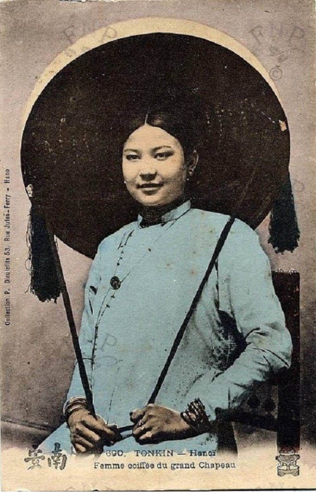 Hình ảnh ấn tượng của của phụ nữ Việt Nam được một nhiếp ảnh gia người Pháp chụp lại. Trong hình, tà áo dài xanh và chiếc nón quai thao góp phần làm nên vẻ đẹp ấn tượng.