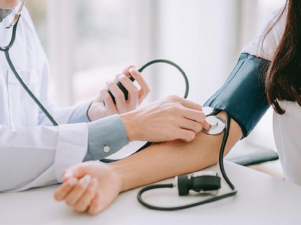 Người bị cao huyết áp phải đo huyết áp thường xuyên, ít nhất 1 lần/ ngày