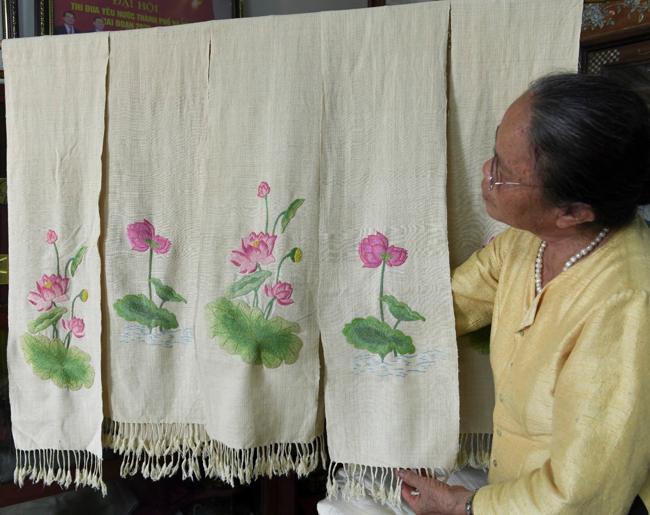 Sản phẩm khăn quàng cổ được làm hoàn toàn từ tơ sen