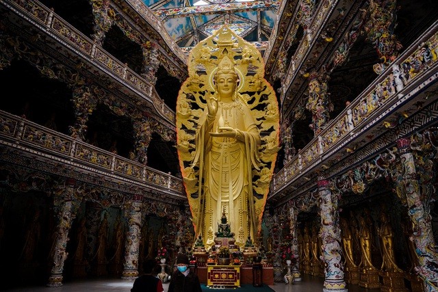 Bức tượng được xác nhận kỷ lục là tượng Quán Thế Âm Bồ tát bằng bê tông cốt thép trong nhà lớn nhất Việt Nam. (Ảnh: Tướng Công)