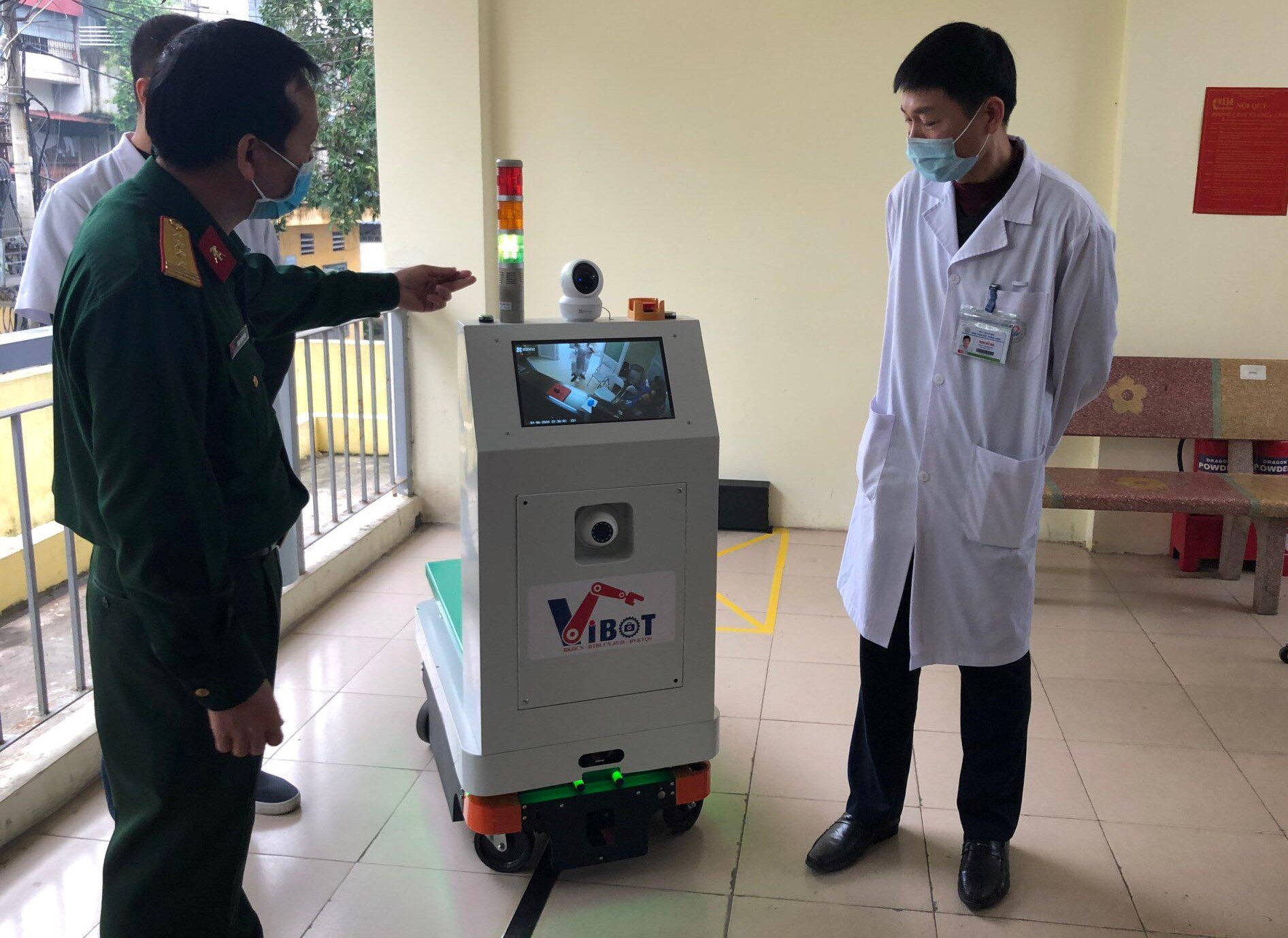 Robot Vibot được nâng cấp và đưa vào ứng dụng chống dịch tại Hà Nam, TP HCM. Ảnh: Hải Minh