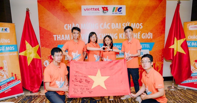 Các thành viên đội tuyển Việt Nam tham dự cuộc thi Tin học văn phòng thế giới 2021. Ảnh: IIG Việt Nam