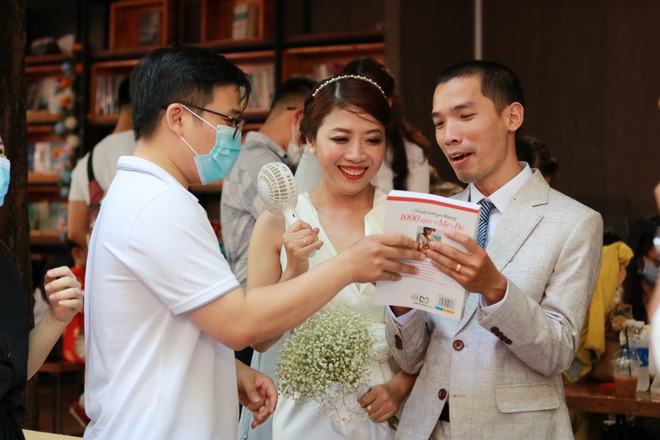 Khách đến dự lễ cưới tặng sách cho vợ chồng anh Tú Anh sáng ngày 21/11 (Ảnh: NVCC).