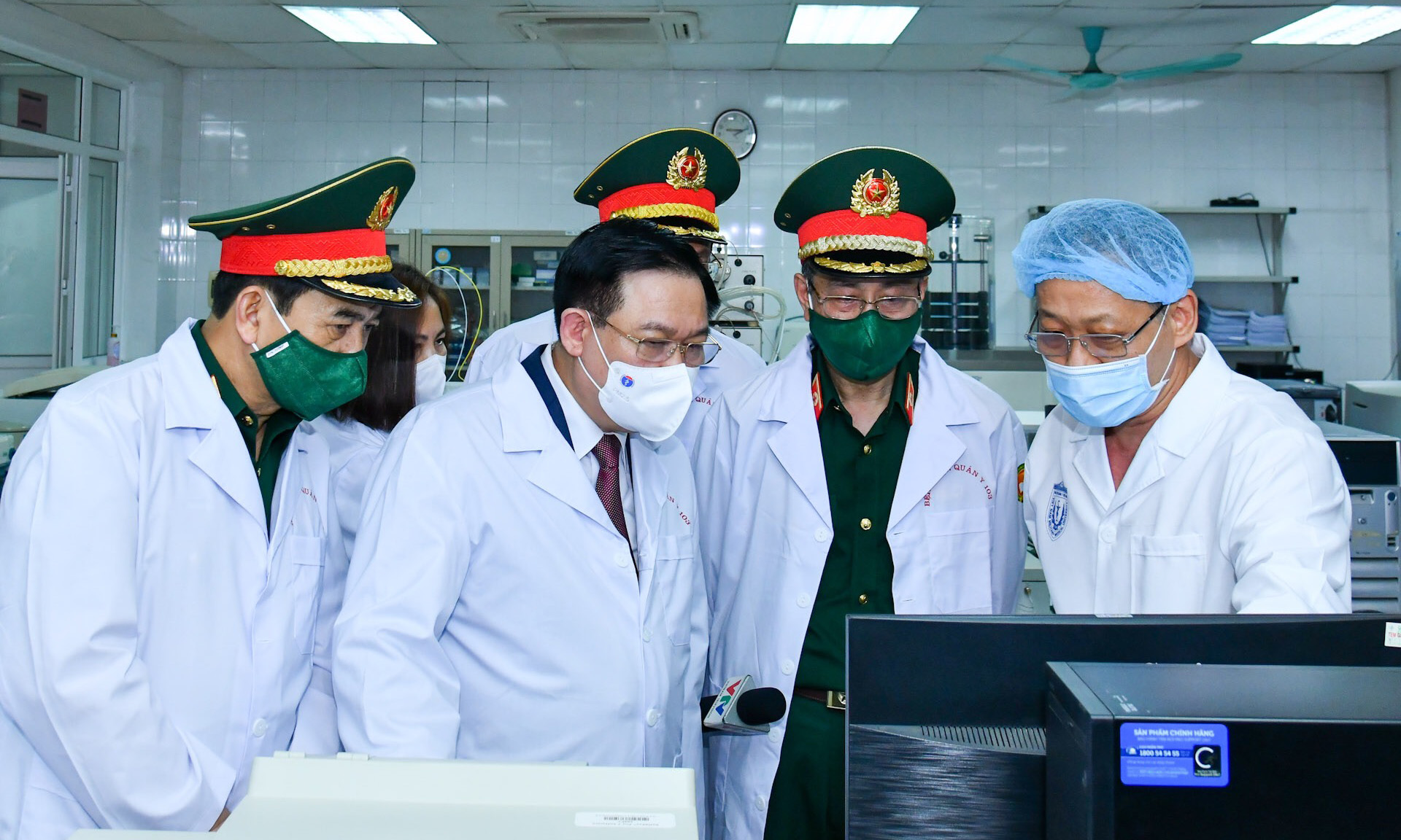 Ông Vương Đình Huệ, Chủ tịch Quốc hội (bìa trái) thăm Trung tâm Thử nghiệm lâm sàng vaccine tại Học viện Quân Y. Ảnh: Ngọc Thành