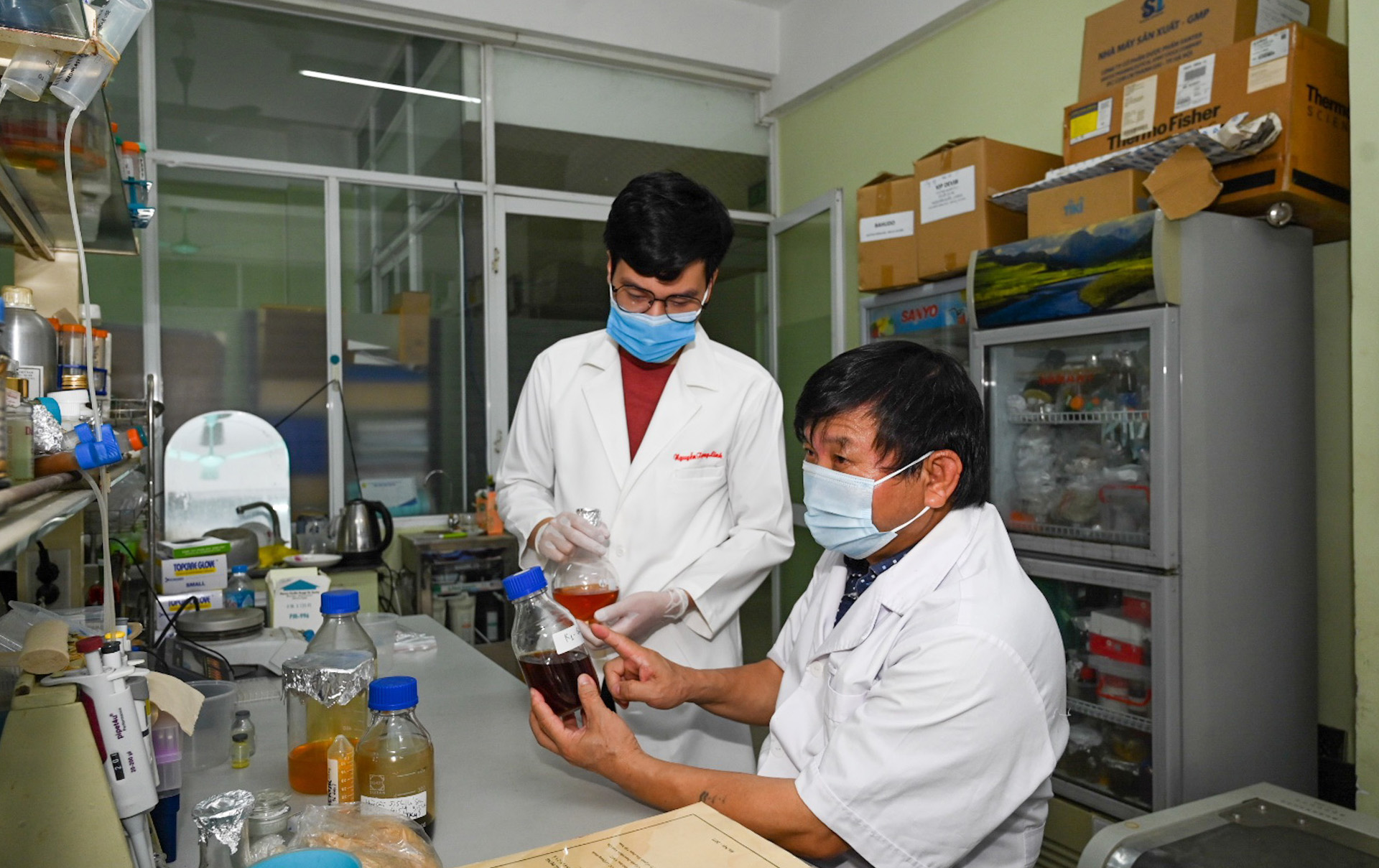 Nhóm nghiên cứu chế phẩm điều trị nCoV tại Viện Hàn lâm Khoa học và Công nghệ Việt Nam. Ảnh: VAST