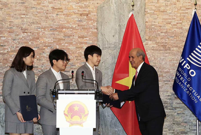 Phó Tổng giám đốc WIPO Hasan Klein trao danh hiệu cho nhóm sáng chế trẻ Việt Nam. Ảnh: NVCC