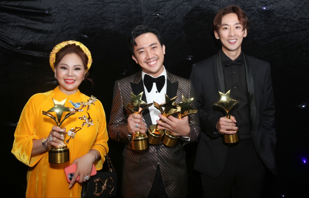 Các diễn viên phim "Bố già" (Lê Giang, Trấn Thành, Tuấn Trần - từ trái sang) ăn mừng năm chiếc cúp giành được tại Ngôi sao xanh. Ảnh: Nhân vật cung cấp