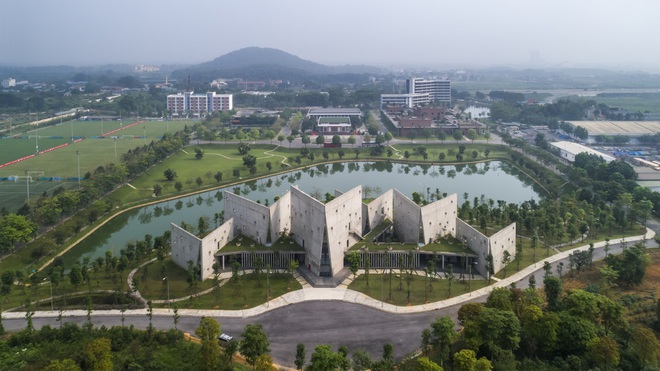Các mảng tường bê tông xếp thành các góc V, hướng nhìn mở rộng ra hồ nước trung tâm của toàn khu. Tại Việt Nam, thông thường các trung tâm hội nghị, phòng họp… thường được thiết kế với không gian đóng kín, không liên kết với bên ngoài.